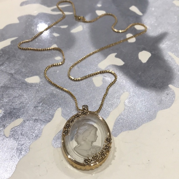 Elegant Gold Cameo Pendant Necklace - Picture 1 of 7